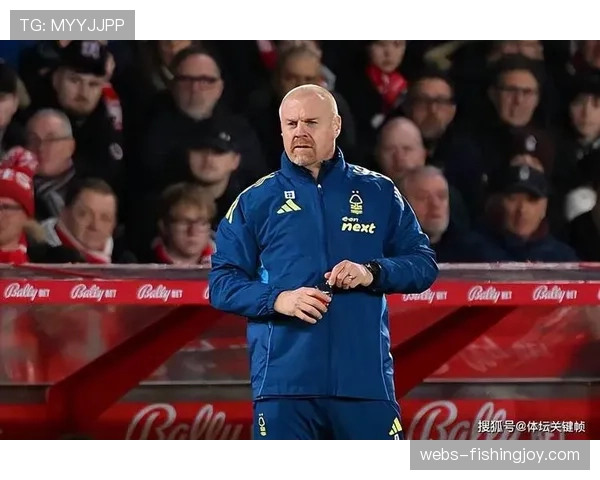 热刺球迷高举“图多尔下课”标语，保级压力下主场氛围紧张